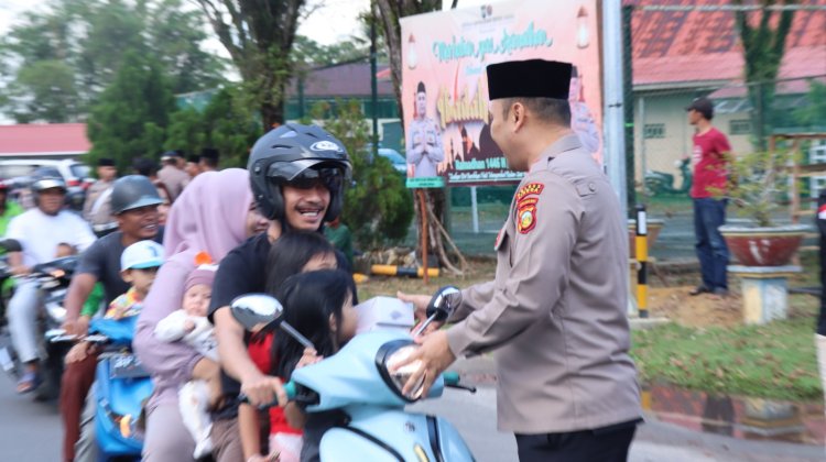 Perdana bagi polres lingga berbagi takjil Akbar Di Bulan Ramadhan untuk Masyarakat Dabo Singkep