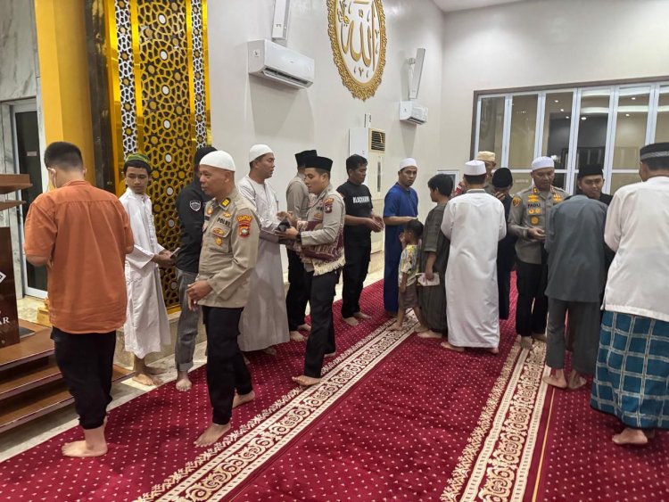 Polresta Barelang Gelar Sholat Tarawih Bersama di Masjid Al Azhar untuk Pererat Silaturahmi dan Tingkatkan Keimanan di Bulan Ramadhan