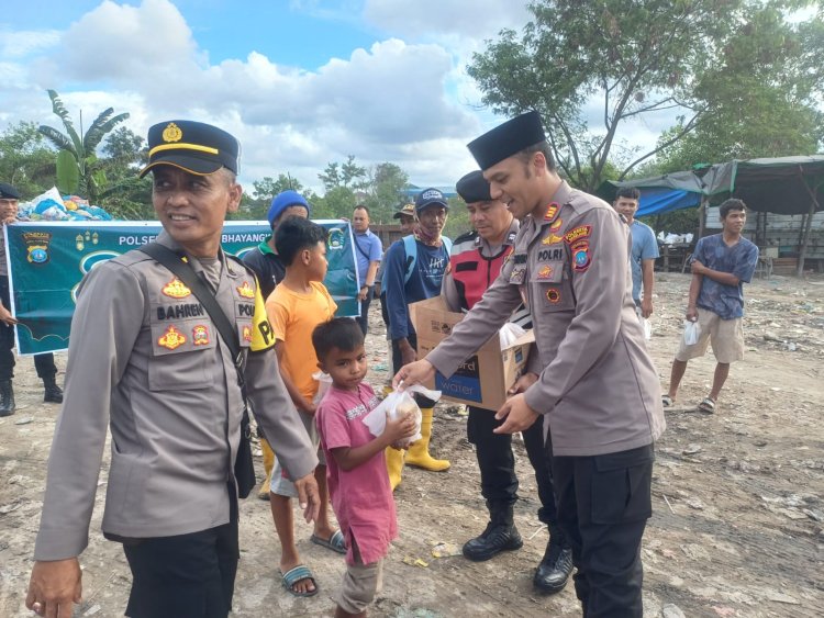 Polsek Batu Aji Bagikan Takjil di TPS Tanjung Uncang, Wujud Kepedulian di Bulan Ramadhan