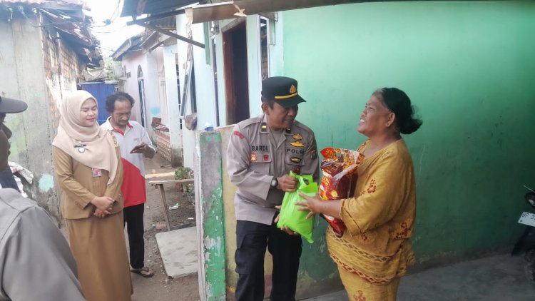 Polsek Meral Gelar Bakti Sosial di Kelurahan Baran Barat, Bagikan Sembako kepada Warga Kurang Mampu