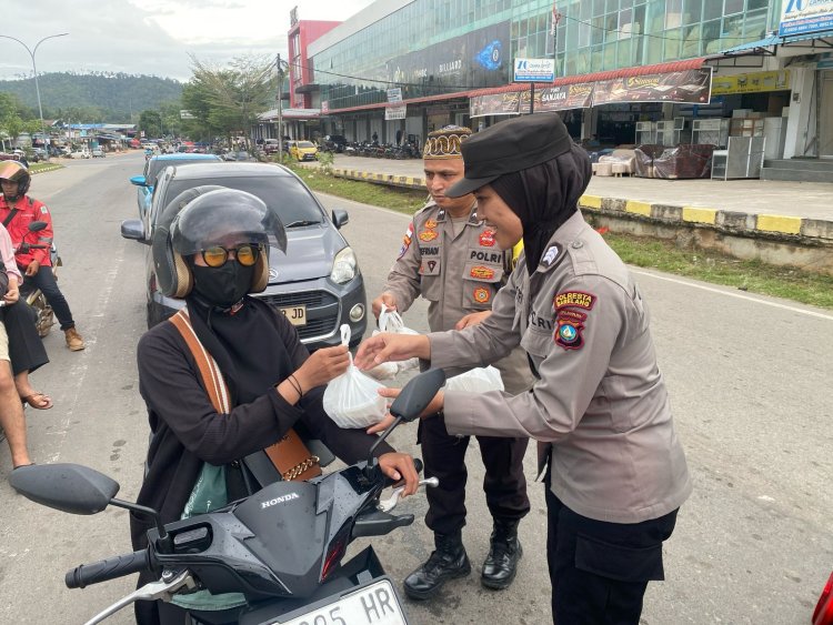 POLSEK SEKUPANG BAGIKAN 300 PAKET TAKJIL UNTUK MASYARAKAT, CIPTAKAN RAMADHAN PENUH BERKAH